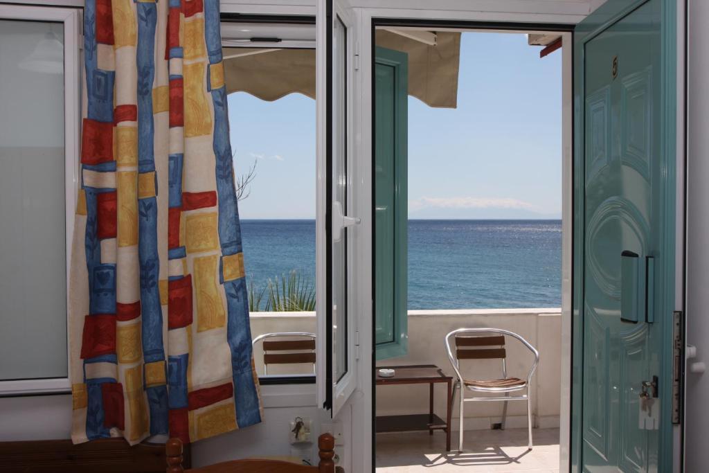 Akrogiali Hotel Plomari Habitación foto